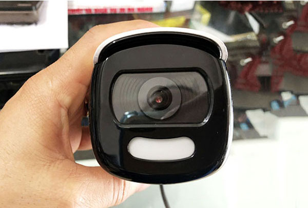 Chip FSI CMOS Sensor và công nghệ COLORVU là điểm nổi bật của DS-2CE12DFT-F
