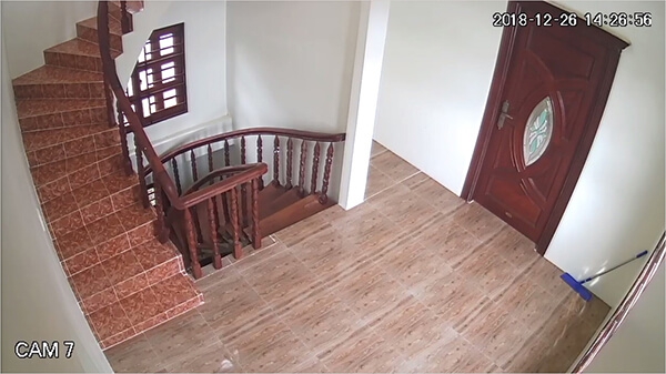 Khu vực hành lang được camera ghi hình từng chi tiết